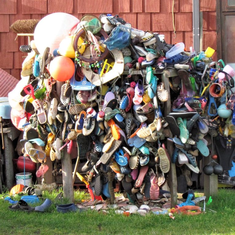 Ein haufen Schuhe künstlerisch augetürmt